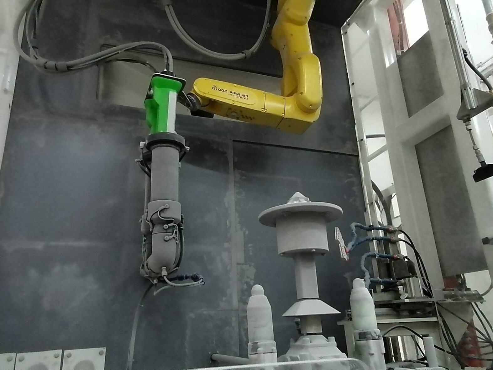 COATING ROBOT AND AUTOMATIC POWDER GUN
